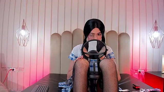nicki-west online show from 2, 6, 2026