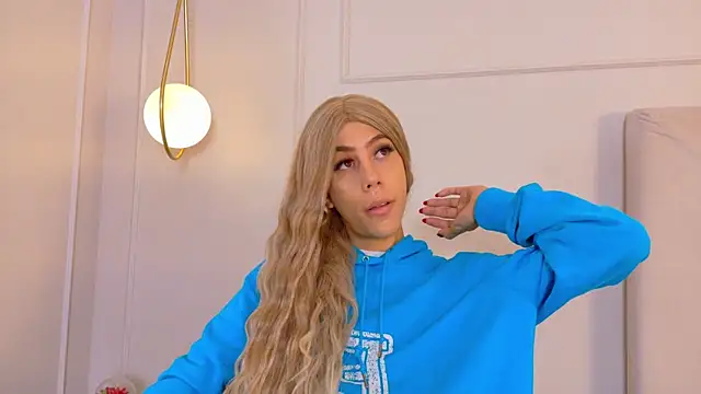 ZoeyPetit online show from 13, 5, 2026