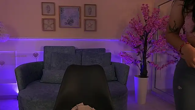 Snapshot of VioletJoness_ chatting on 5, 6, 2026 VioletJoness online show from 5, 6, 2026