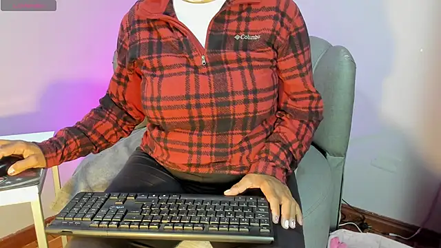 Snapshot of Roxanna_moore chatting on 1, 7, 2026 Roxanna moore online show from 1, 7, 2026