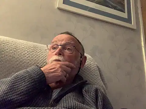 Snapshot of Moonraker64 chatting on 8, 5, 2026 Moonraker64 online show from 8, 5, 2026