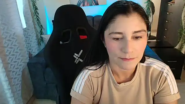 Snapshot of LUCYMILF_SEXY chatting on 9, 6, 2026 LUCYMILF SEXY online show from 9, 6, 2026