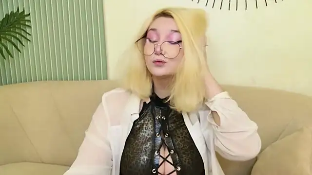Snapshot of Cassey_Well chatting on 10, 6, 2026 Cassey Well online show from 10, 6, 2026