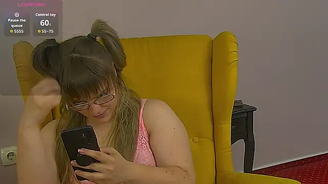 ZoeSkyee online show from 25, 5, 2026