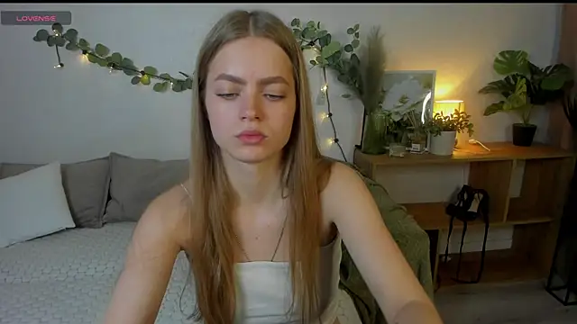 HoneyEmilly online show from 3, 6, 2026