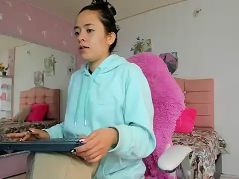 Snapshot of ivyyemerald_ chatting on 3, 6, 2026 ivyyemerald online show from 3, 6, 2026