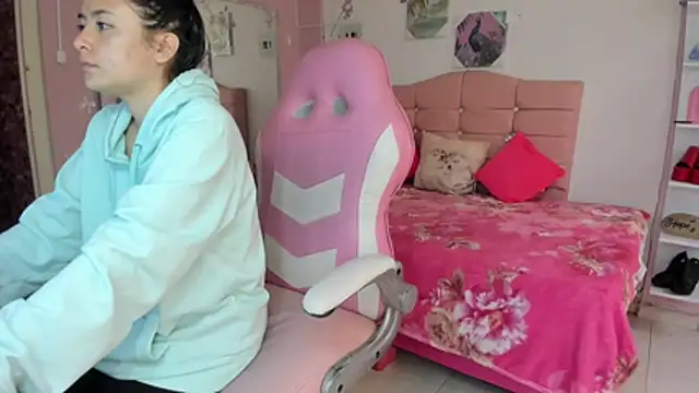 Snapshot of ivyyemerald_ chatting on 10, 7, 2026 ivyyemerald online show from 10, 7, 2026