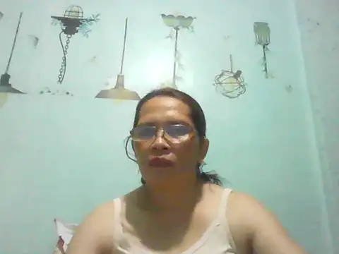 Snapshot of momshe2026 chatting on 10, 6, 2026 momshe2026 online show from 10, 6, 2026