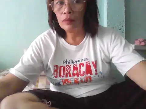 Snapshot of momshe2026 chatting on 19, 7, 2026 momshe2026 online show from 19, 7, 2026