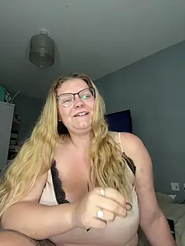 Snapshot of LucieLouBabe chatting on 11, 6, 2026 LucieLouBabe online show from 11, 6, 2026