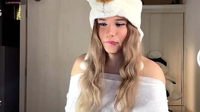 Snapshot of goldenangel_4u chatting on 2, 7, 2026 goldenangel 4u online show from 2, 7, 2026