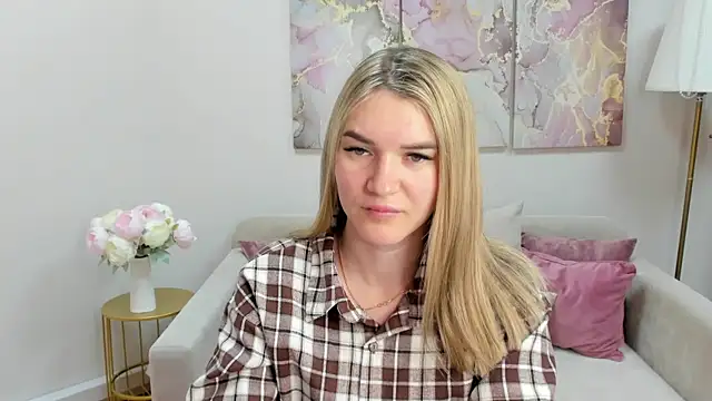 Snapshot of RoxyReignn chatting on 15, 7, 2026 RoxyReignn online show from 15, 7, 2026
