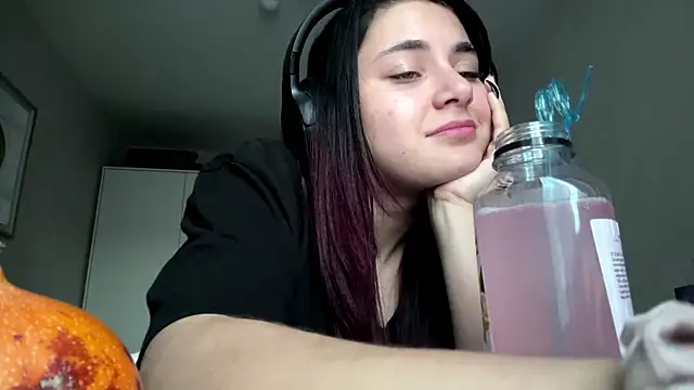 Snapshot of elfLiana chatting on 7, 6, 2026 elfLiana online show from 7, 6, 2026