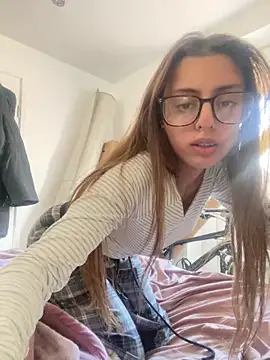 brownpetitegirlxo online show from 3, 6, 2026