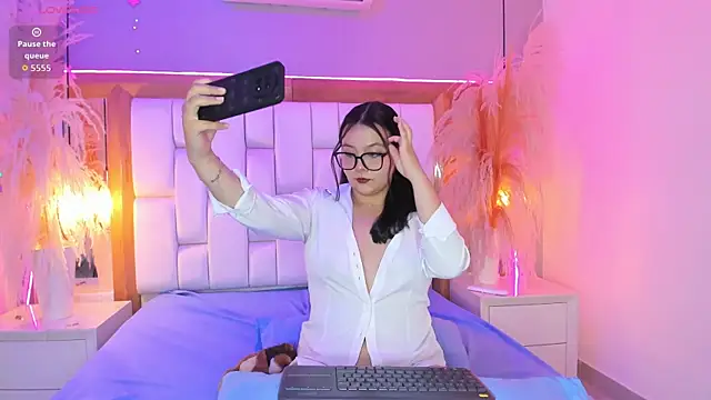 Violet Bloom online show from 30, 5, 2026