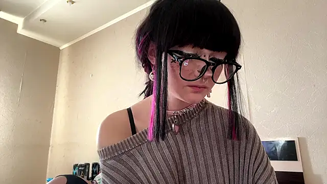 HolyCute online show from 4, 6, 2026