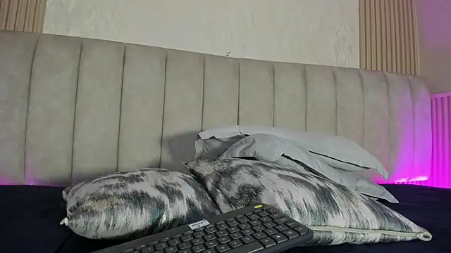 julimonroe  online show from 10, 7, 2026