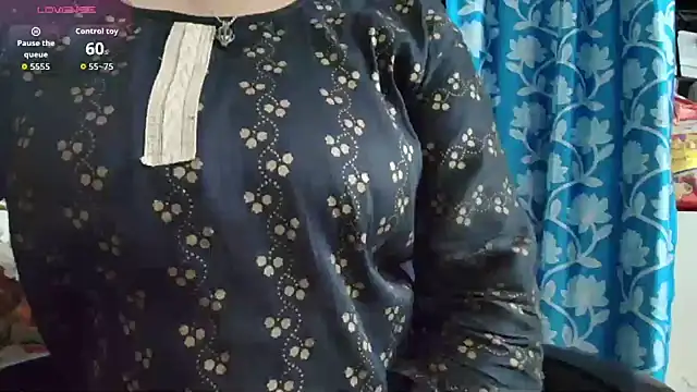 Snapshot of Rose-Royal chatting on 17, 7, 2026 Rose-Royal online show from 17, 7, 2026