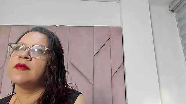 ELLE HADID online show from 25, 7, 2026