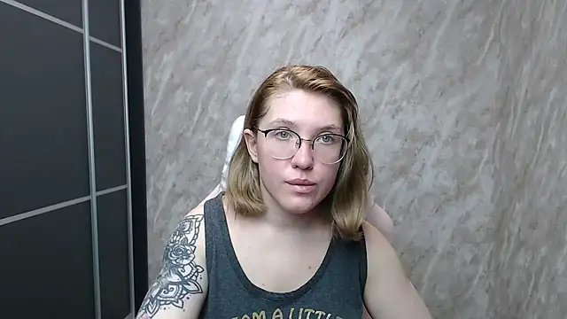 Reginasmilee online show from 14, 2, 2025