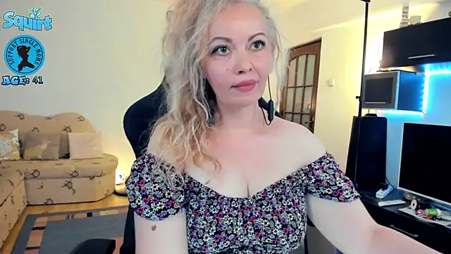 Snapshot of WhitneyLynn chatting on 10, 9, 2025 WhitneyLynn online show from 10, 9, 2025