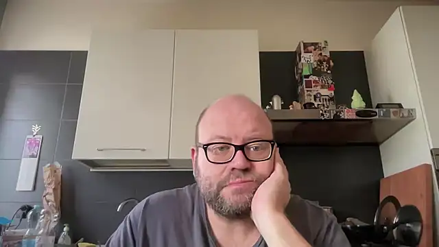 Snapshot of theitalianbear chatting on 15, 4, 2026 theitalianbear online show from 15, 4, 2026