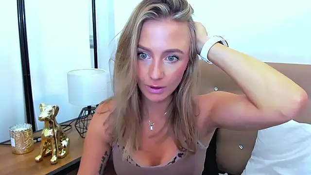 Snapshot of LenaCUTE chatting on 10, 10, 2025 LenaCUTE online show from 10, 10, 2025