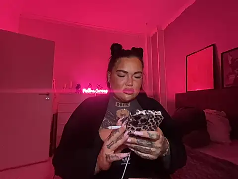 Snapshot of _MelinaCurves_ chatting on 8, 1, 2025  MelinaCurves  online show from 8, 1, 2025