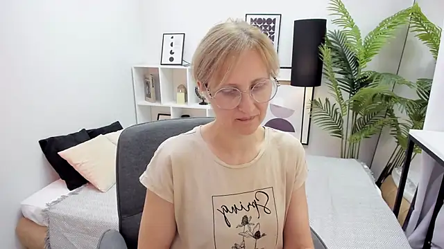 Snapshot of Paris_Cherry chatting on 13, 10, 2025 Paris Cherry online show from 13, 10, 2025