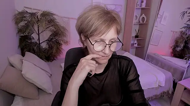 Snapshot of Paris_Cherry chatting on 9, 7, 2026 Paris Cherry online show from 9, 7, 2026