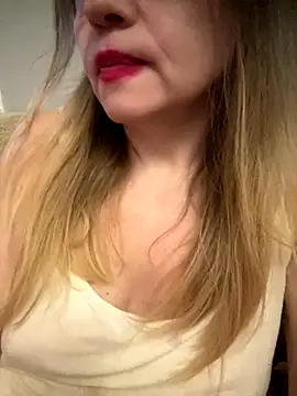 Snapshot of Susanel chatting on 4, 10, 2025 Susanel online show from 4, 10, 2025