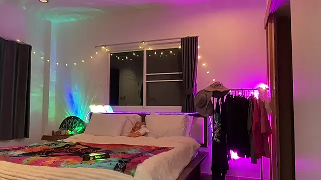 Snapshot of MonicaMilz chatting on 31, 1, 2025 MonicaMilz online show from 31, 1, 2025