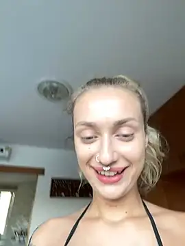 Snapshot of MonicaMilz chatting on 3, 2, 2025 MonicaMilz online show from 3, 2, 2025