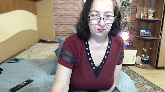 EvelyneFlirtyMilf online show from 2, 3, 2026