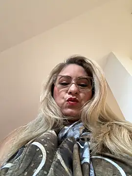 Snapshot of x_elena_x chatting on 15, 2, 2025 x elena x online show from 15, 2, 2025