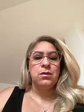 Snapshot of x_elena_x chatting on 24, 2, 2025 x elena x online show from 24, 2, 2025