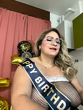 Snapshot of x_elena_x chatting on 22, 11, 2025 x elena x online show from 22, 11, 2025