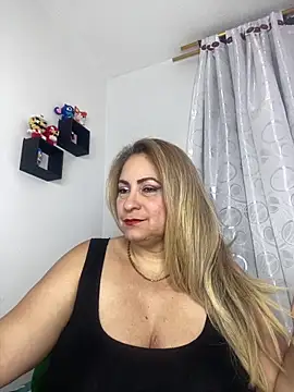 Snapshot of x_elena_x chatting on 13, 12, 2025 x elena x online show from 13, 12, 2025