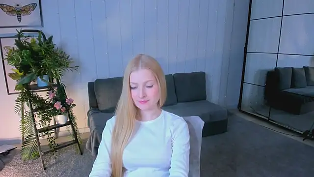 Laly Peach online show from 24, 2, 2025