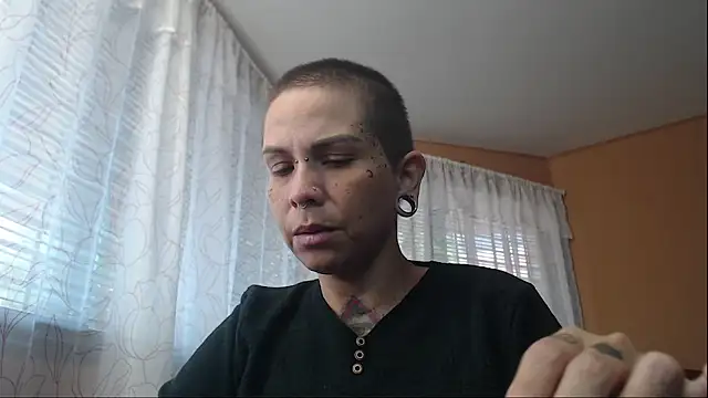 Snapshot of moon_cat85 chatting on 2, 2, 2026 moon cat85 online show from 2, 2, 2026