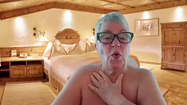 GrannyChrissy68 online show from 16, 12, 2025
