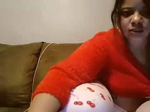 Snapshot of beautylovess chatting on 8, 3, 2025 beautylovess online show from 8, 3, 2025