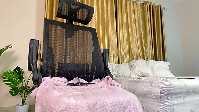 Snapshot of KatnessHot chatting on 4, 1, 2025 KatnessHot online show from 4, 1, 2025