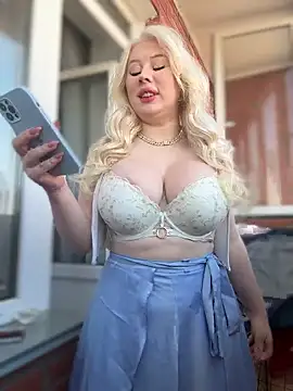 Snapshot of LaraHollywood chatting on 1, 10, 2025 LaraHollywood online show from 1, 10, 2025