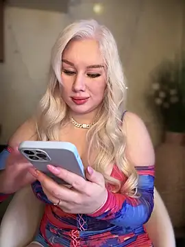 Snapshot of LaraHollywood chatting on 4, 10, 2025 LaraHollywood online show from 4, 10, 2025