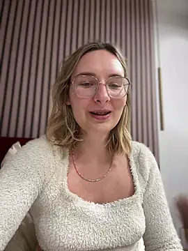 The Snowwhitee online show from 2, 2, 2025