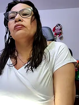 Snapshot of esmeralda_milf chatting on 23, 5, 2026 esmeralda milf online show from 23, 5, 2026