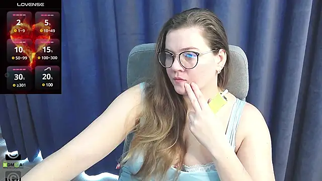 KellyKleine online show from 4, 3, 2025