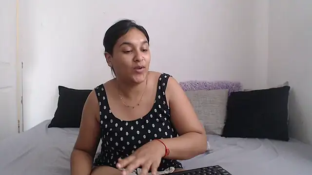 Snapshot of Indianbloom- chatting on 1, 1, 2025 Indianbloom- online show from 1, 1, 2025