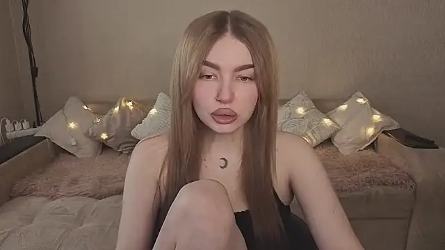 Snapshot of ViolettaLopez chatting on 2, 3, 2026 ViolettaLopez online show from 2, 3, 2026